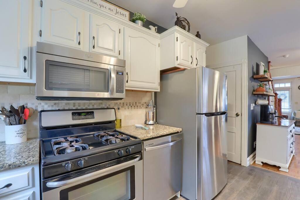 Rare City Home W/ Backyard Fire-Pit & Hottub ランカスター エクステリア 写真