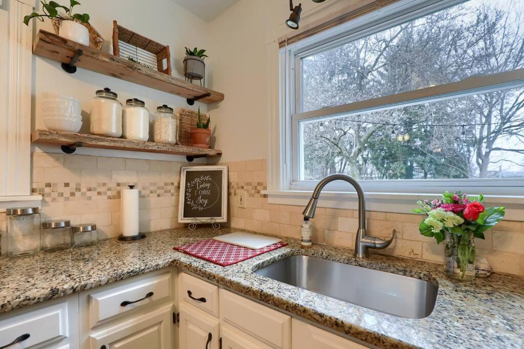 Rare City Home W/ Backyard Fire-Pit & Hottub ランカスター エクステリア 写真