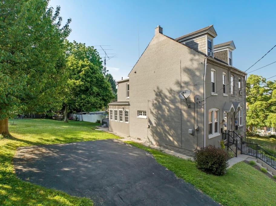Rare City Home W/ Backyard Fire-Pit & Hottub ランカスター エクステリア 写真