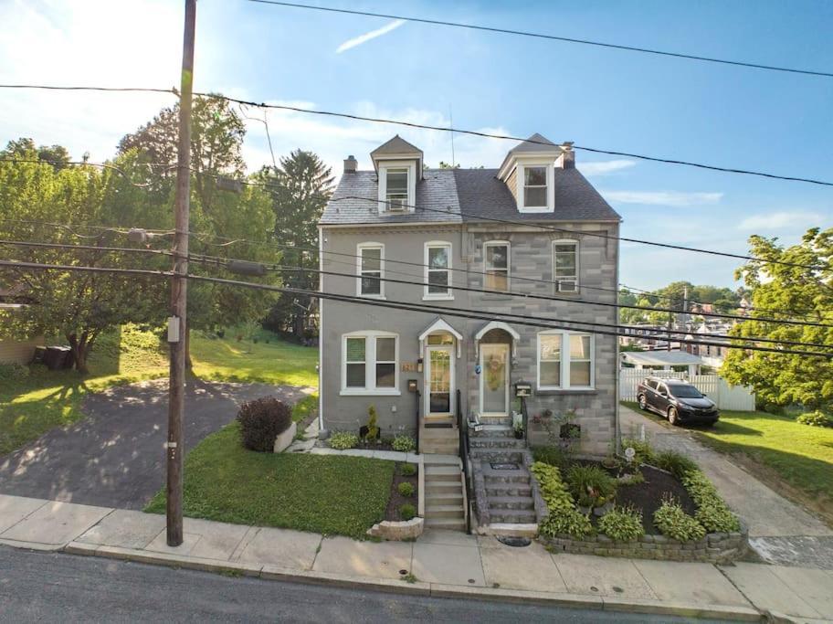 Rare City Home W/ Backyard Fire-Pit & Hottub ランカスター エクステリア 写真