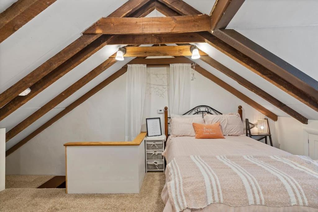 Rare City Home W/ Backyard Fire-Pit & Hottub ランカスター エクステリア 写真