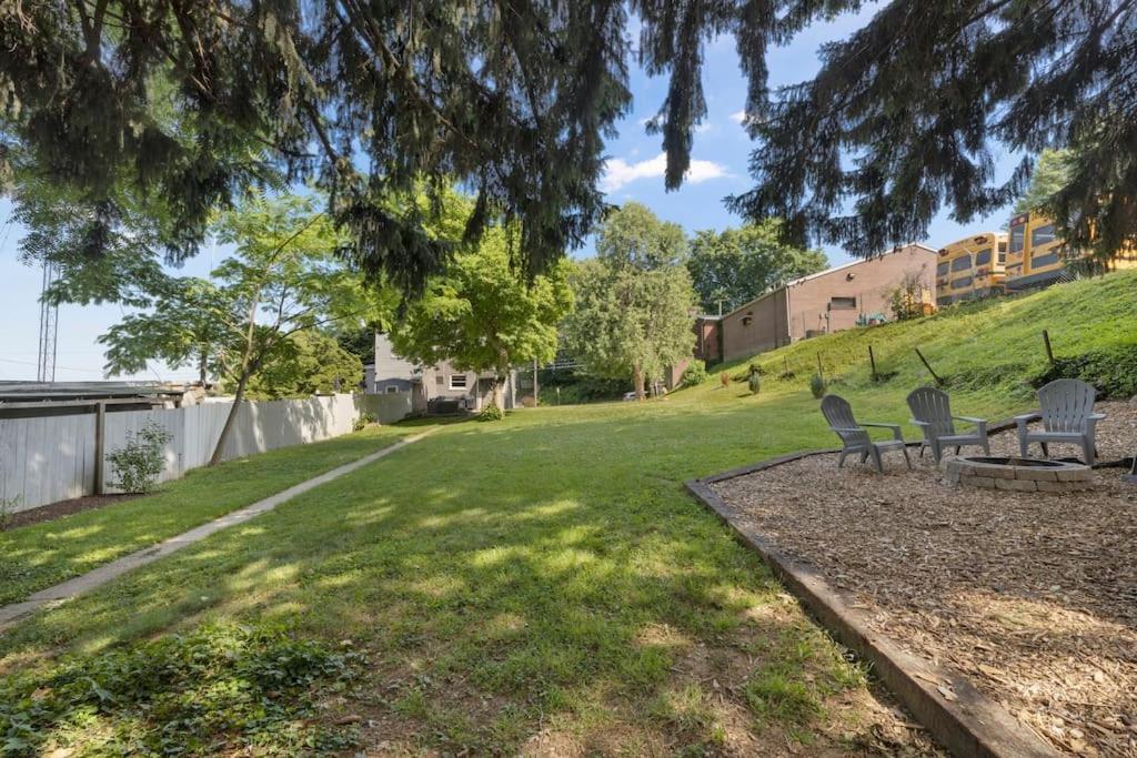 Rare City Home W/ Backyard Fire-Pit & Hottub ランカスター エクステリア 写真