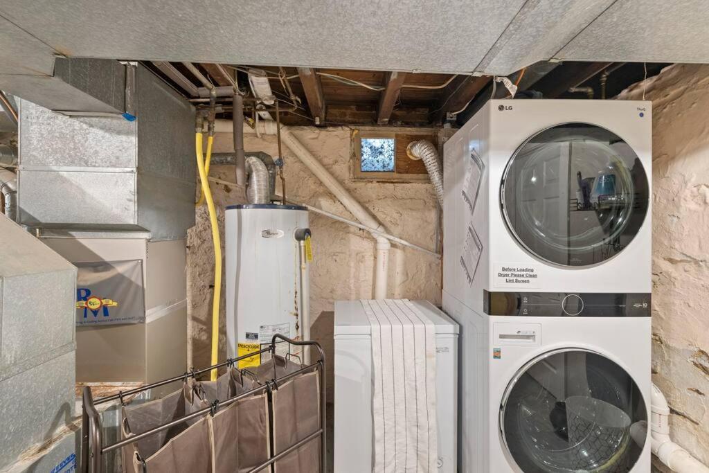 Rare City Home W/ Backyard Fire-Pit & Hottub ランカスター エクステリア 写真