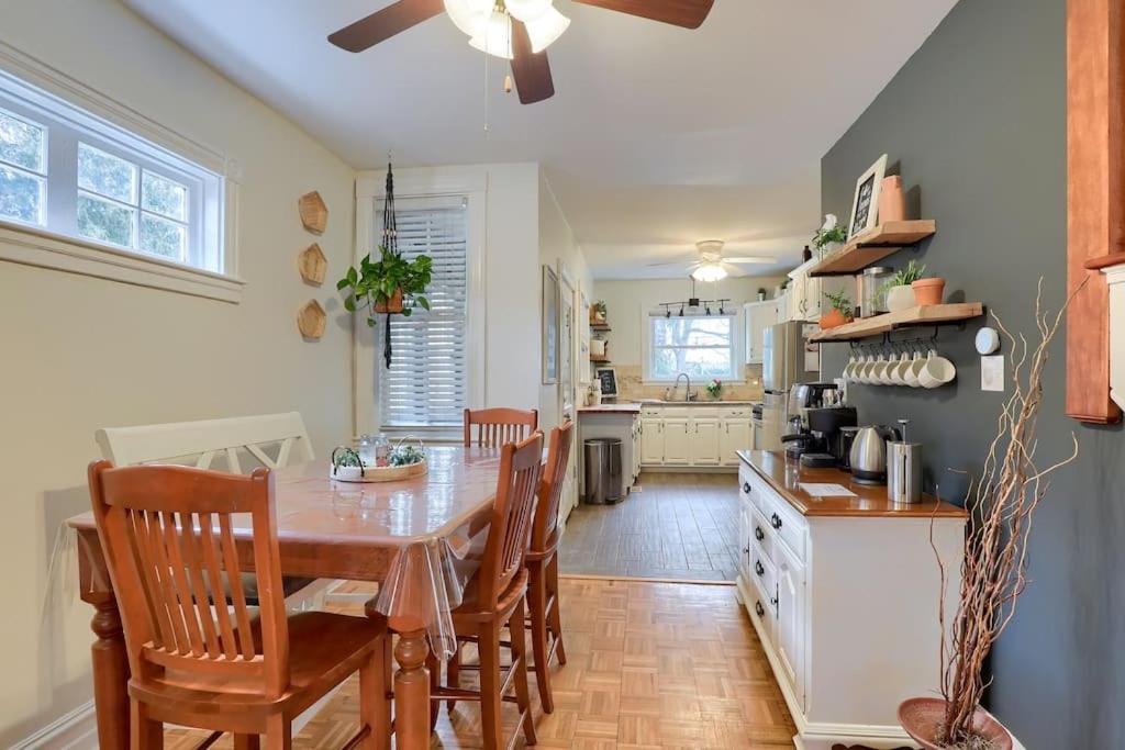 Rare City Home W/ Backyard Fire-Pit & Hottub ランカスター エクステリア 写真