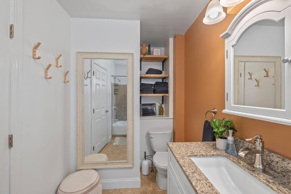 Rare City Home W/ Backyard Fire-Pit & Hottub ランカスター エクステリア 写真